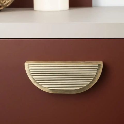 Мебельная ручка SY9076 0128 MM BRASS BRUSHED/HANDLE 0128 MM BRASS BRUSHED